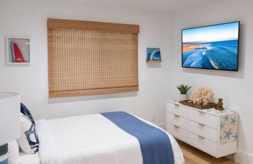 2026 Award Winner, Luxe 2BR, steps to sand & pier, with fire pit, AC and parking - Foto 20