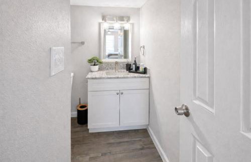 Modern One Bedroom Apartment in Addison with Pool - Foto 10