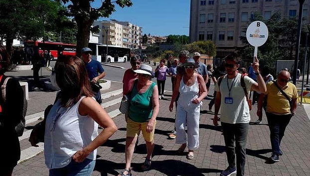 Escuchando las explicaciones del guía