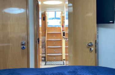 Entire Boat at St Katherine Docks 2 Available select using room options - Photo 21