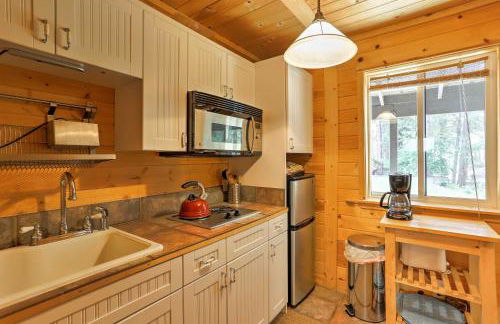Romantic Riverfront Cottage - 1 Mile to Winthrop! - Foto 13