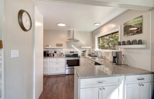 Cozy Mountain Home with Great Views, Deck & WiFi - Photo 16