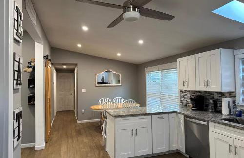 Stylish 3 BR Entire Home NearTown & Beach with Pool Table & King Bed - Foto 24