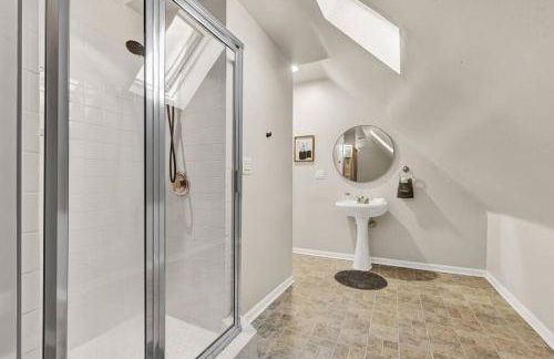 NEW! Fun & style Eastside MKE Best Day Townhouse - Foto 20