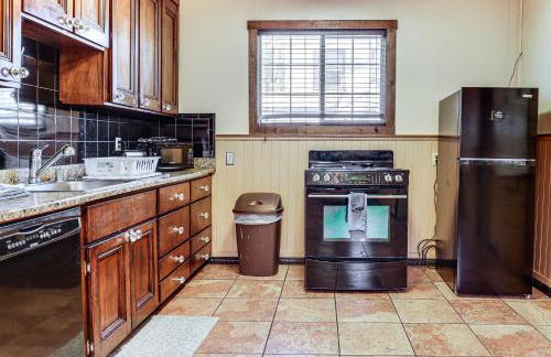 Watefront Getaway with Mtn Views and Dock in Clearlake - Foto 8