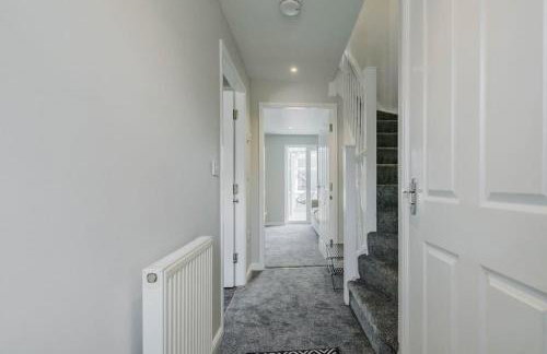 Charming House with Free Parking - Photo 50