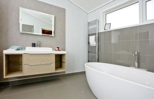 Nyland Lodge - Hot Tub - Fireplace - Free Parking & WiFi - Foto 34