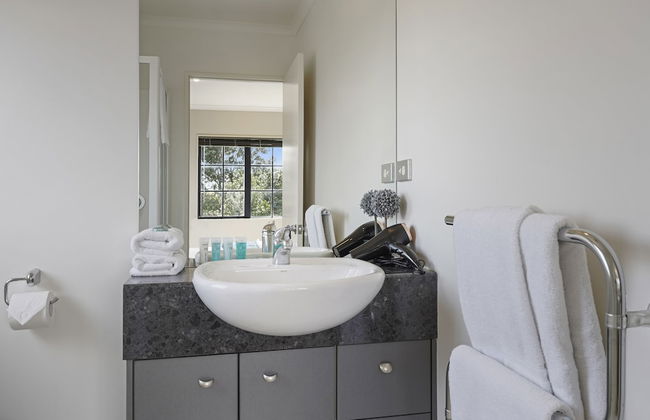 Spacious Family Home -Fully Fenced Yard - Foto 28