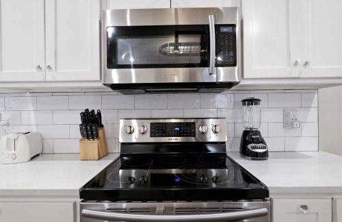 Charming Home in the Highlands W Private Backyard - Foto 19