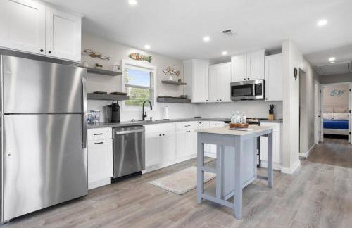 Waterfront Home Game Room Ping Pong Outdoor Bar Area - Foto 10