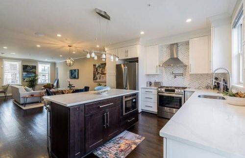 Urban Oasis 3 BDR 2 and Half Baths Queen Sofa Bed in Living room and Free Parking - Foto 13