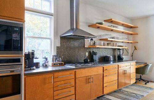 Chic 4BR with Fenced Yard, Walk to Dining, Parking, 5 Mins to Nissan Stadium, Less than 10 Mins to Broadway, Workspace, Parking, 24 Hr Hospitality, Great for Families - Foto 6