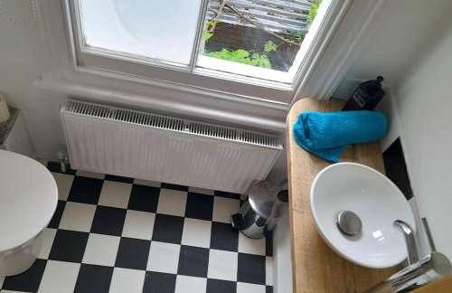 Lovely artist's home ecently refurbished - Photo 35