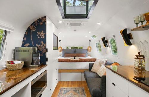 Luxury Airstream w hot tub, king bed, & grill - Foto 12