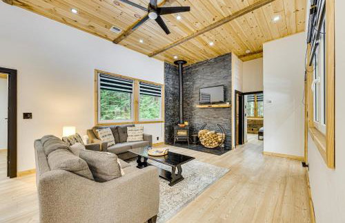 Porch and 1-Acre Yard White Mountains Hideaway - Foto 1