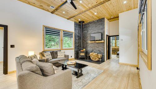 Porch and 1-Acre Yard White Mountains Hideaway - Foto 1