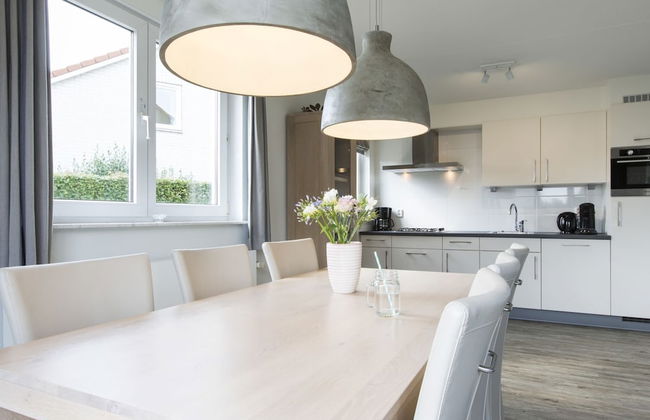 High-end Villa Nestled in Greenery - Photo 1