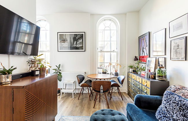 Contemporary Victorian Studio - Photo 18