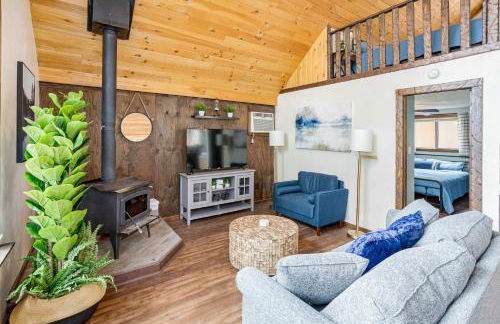 Quaint Loft Cabin w Hot Tub, FirePit, Deck & Grill - Foto 7