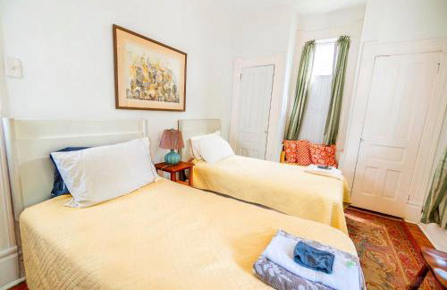 Step Back in Time Charming Victorian with Modern Amenities - Foto 41