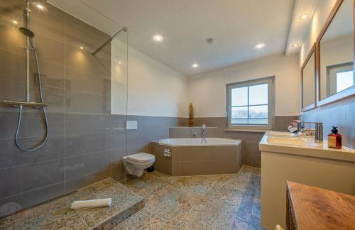 Lüftenblick - 2 Ferienwohnungen am Starnberger See, mit Terrasse oder Balkon, Weitblick, Sauna, Kamin, E-Ladestation - Foto 10