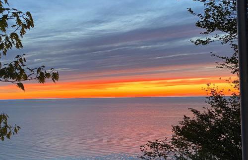 Sunset Serenity - INCREDIBLE HOME ON LAKE BLUFF! - Photo 1