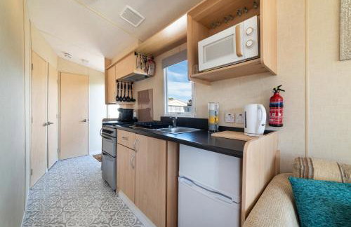 Dog Friendly Lovely Caravan 4 Berth Towyn North Wales Read full host details before booking Mon in to Fri out Fri in to Mon out Mon to Mon Fri to Fri ONLY - Foto 16