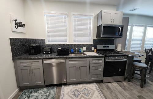 Neat Retreat-Comfortable & Cozy 2 BR,Close to all! - Foto 11