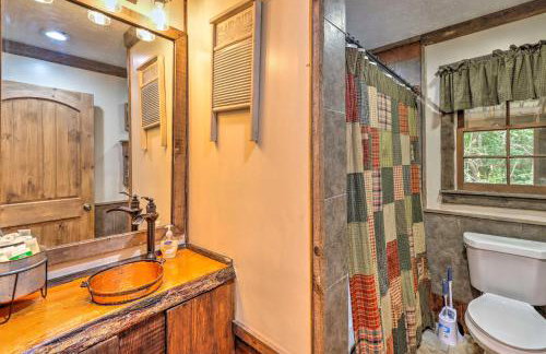 Cozy Creekside Mountain Escape w/ Hot Tub! - Foto 12