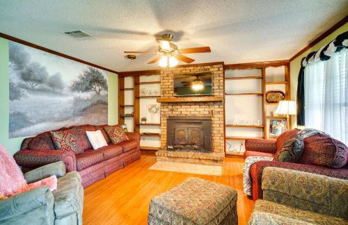 Patio & Grill! Charming 'Lake Charles Landing Pad' - Foto 4