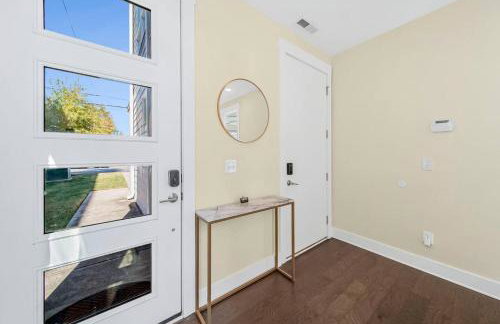 Modern 4-Story 3-BR Townhome with Rooftop Lounge - Foto 59