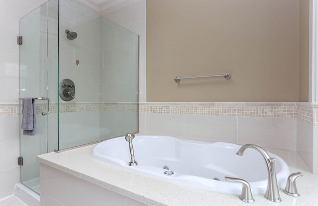 Grand 4 Bedroom Vacation House near Vancouver Downtown - Photo 27