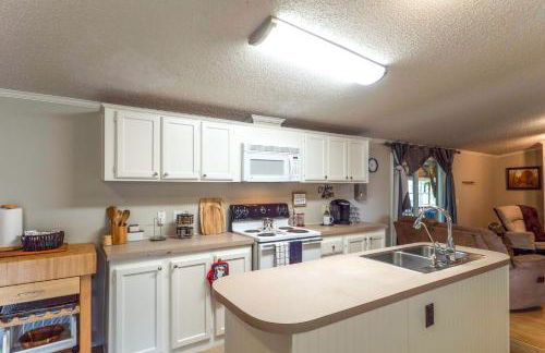 Lakefront Many Vacation Home with Deck and Views - Foto 10