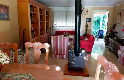 Precioso chalet próximo a Sevilla con jardín y piscina privada 8 personas Wifi gratis 2 salones 4 dormitorios 2 baños - Foto 5