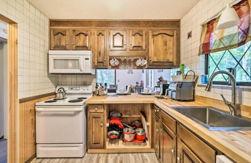 Walk to Lake Game Room Getaway in Pocono Summit! - Foto 18