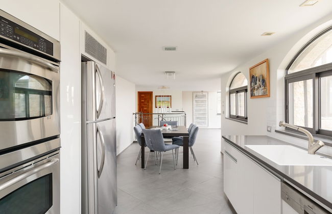 Luxury Duplex with Rooftop by FeelHome - Photo 11