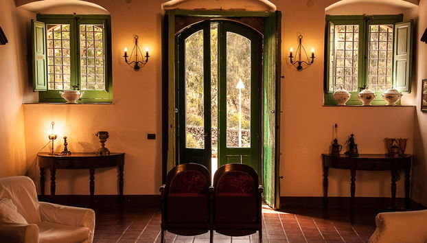 Coin salon dans le hall