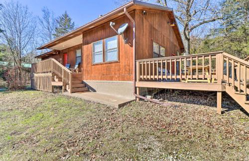 Walk to White River Home with Deck in Flippin! - Foto 1