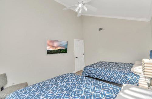 AccessibleGem 3BR Jacuzzi & Air Hockey Sleeps 13 Chinatown - Foto 18