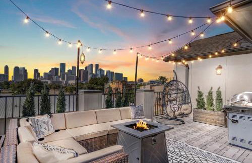 Luxury Downtown Home w Rooftop Deck in the Skyline - Photo 1