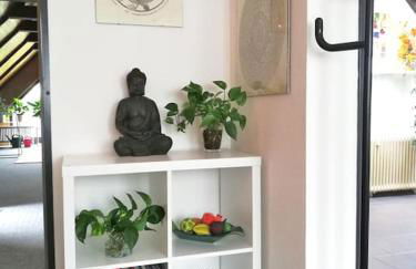 Modern eingerichtetes Zimmer - Foto 9