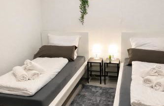 STN Apartment Suite - Ferienwohnung mit 2 Schlafzimmer & Parkplatz, Highspeed WLAN, Fußbodenheizung & Netflix Premium, Zentral zu Audi & Schwarz Gruppe - Foto 14