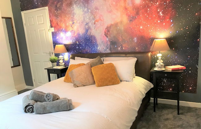 Central Wigan Welcoming Townhouse Sleeps up to 6 - Photo 8