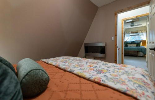 Secluded Forest Cabin with Hot Tub and Private Waterfall - Foto 11