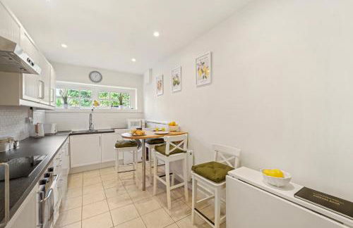 3 Bedroom Mews Home - Clapham Common - Free Private Parking - Sleeps 5 - Newly Refurbished - Sweetpea & Pillow Properties - Foto 11
