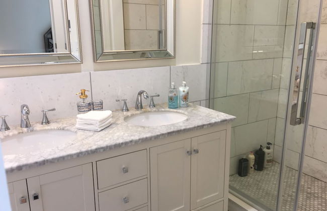 Beautiful 4BR Downtown House, Sleeps 10 - Photo 29