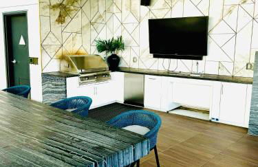 Hollywood Penthouse with Balcony & Pool View - Photo 71