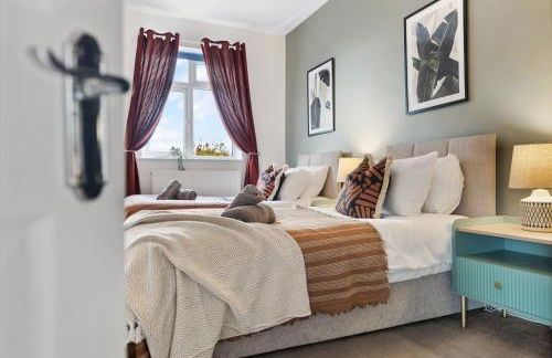 LONG TERM STAY SPECIAL OFFER AVAILABLE! 5-Bedroom Spacious, Stunning Design, Sociable Areas & Cosy House Near South Downs Park, Sleeps 11 with GAMES Room, PRIVATE PARKING and GARDEN - by Blue Puffin Stays - Foto 51