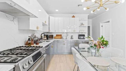 Elegant 2BR-2BA Spacious Escape with Rooftop Near NYC - Foto 5, stove, dishwasher, toaster