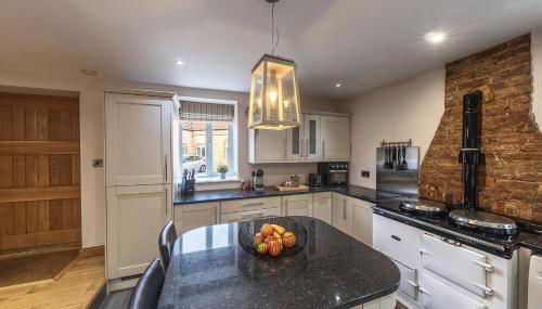 The Manor Barn - Photo 3, stove, toaster